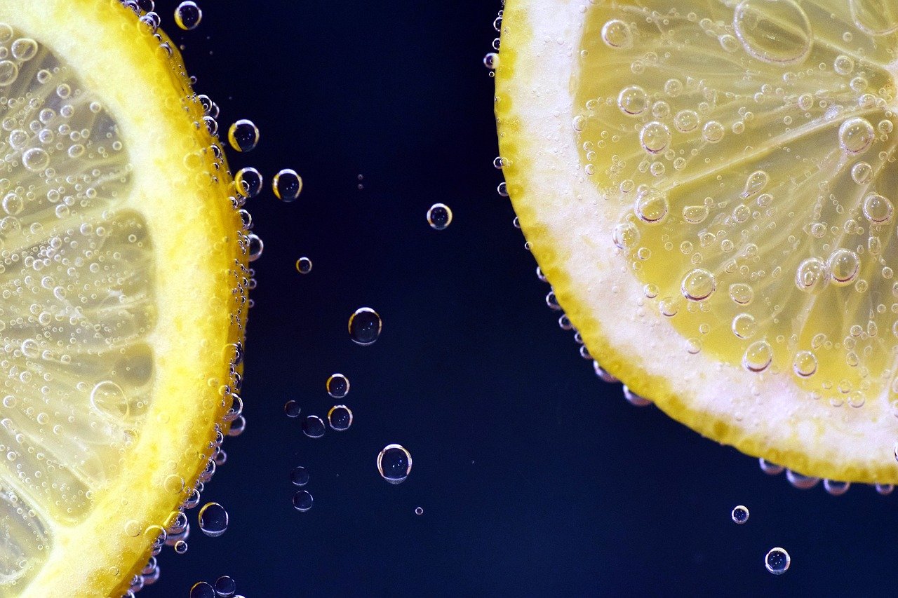 Korzyści płynące z picia soku z cytryny – Czy sok z cytryny szkodzi wątrobie?