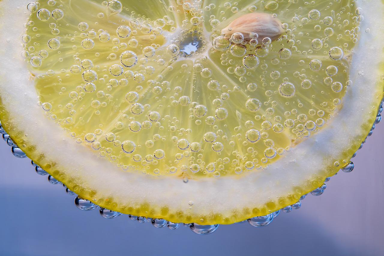 Jak pić wodę z cytryną