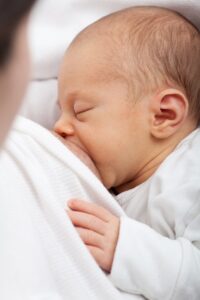 Karmienie piersią i korzyści płynące z mleka matki